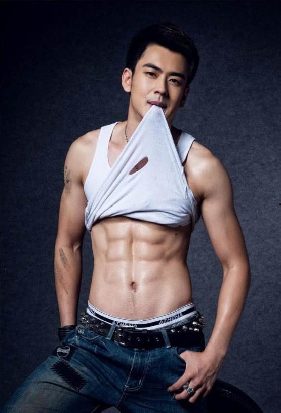 吃瓜网红腹肌男视频,揭秘健身达人日常