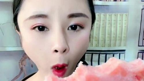 美女老师吃网红瓜,揭秘网红瓜背后的故事