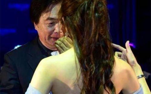 网传林志玲吃瓜图片高清,高清美照曝光引网友热议