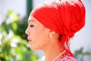 新疆网红阿娜尔罕吃瓜,新疆网红阿娜尔罕的夏日吃瓜盛宴