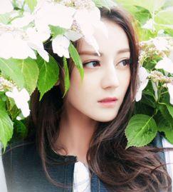 新疆网红阿娜尔罕吃瓜,新疆网红阿娜尔罕的夏日吃瓜盛宴