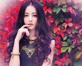 新疆网红阿娜尔罕吃瓜,新疆网红阿娜尔罕的夏日吃瓜盛宴